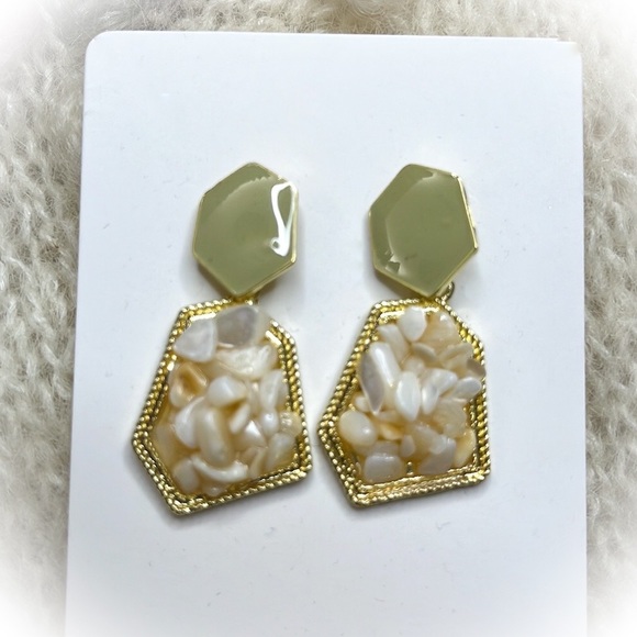 💕Supercute Gold Tone Earrings💕Sage Green Enamel and shells💕 - Picture 3 of 3